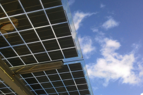Ein abstraktes Bild eines Solarpanels vor blauem Hintergrund. Das Bild ist ein Sinnbild für die Digitalisierung der Energiewirtschaft und erneuerbare Energien.
